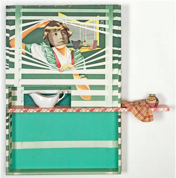 Formiddag den vidunderlige lampen består av en boks som er kledd med reklameplakaten for en persiennefabrikk fra1960-tallet. Plakaten viser en ung blond kvinne stående i vinduet der hun holder persiennespilene fra hverandre med lange slanke armer. Gundersen har skåret ut det opprinnelige ansiktet fra plakaten. I bunnen av esken har han montert inn et ansikt av en ung pike hentet fra en sort/hvit reproduksjon av et gammelt maleri, som titter ut gjennom åp-ningen. På en hylle i boksen har han satt et hvitt sausenebb som i formen minner om Aladdins vidunderlige lampe, en krukke sølvpussemiddel og et kjøkkenhåndkle.