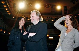 Jon Fosse på generalprøven til «Eg er vinden» sammen med de svenske filmdivaene Ingela Olsson (t.v.) og Lena Endre på generalprøven. FOTO: ©Silje Katrine Robinson.