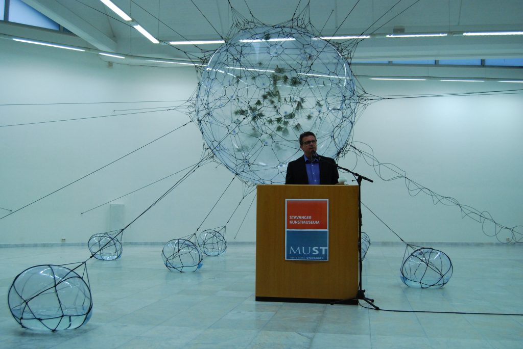 Tomás Saraceno, "Biosphere", fra åpningen av utstillingen "RETHINK Contemporary Art and Climate Change" på Stavanger Kunstmuseum. Foto: Stavanger Kunstmuseum