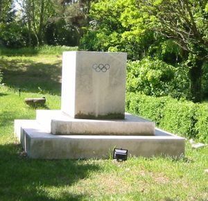 Eit OL-monument i Tegea, Peleponnes, til minne om fakkelstafetten i forkant av Berlin-1936. 