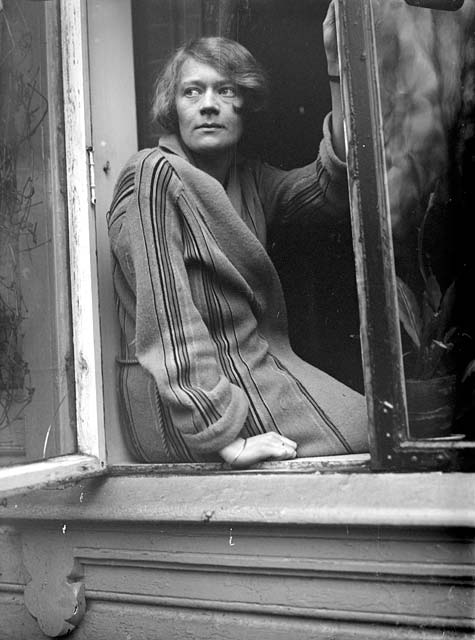 Ralph L. Wilson, "Edna i vindu", 1920-talet. Foto: Billedsamlingen, Universitetsbiblioteket i Bergen