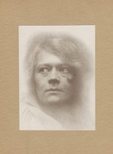 Ralph L. Wilson, "Utsnitt, Edna i vindu". Foto: Billedsamlingen, Universitetsbiblioteket i Bergen