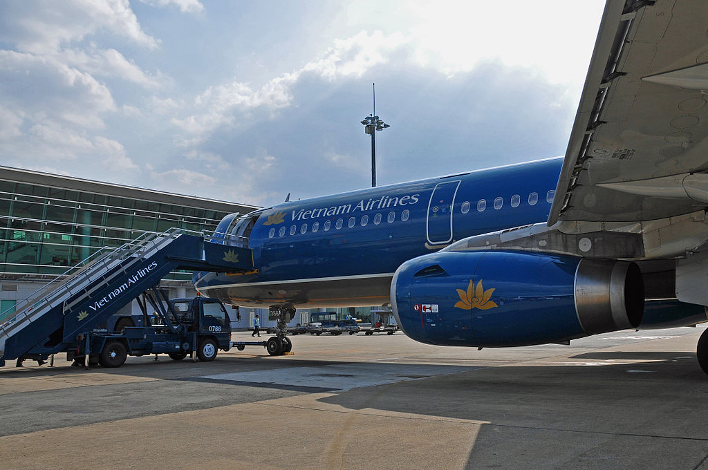 Vietnam Airlines hรฅndterte et tilfelle av forsinkelse med lรธfter om รฅ straffe ansatte som hadde mottatt klage. Kommunikasjonen kan relateres til en nasjonakultur preget av hรธy maktdistanse og maskulinitet. Foto: Dennis Jarvis / Wikimedia Commons