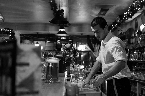 ER BARTENDEREN FØRST OG FREMST VERTSKAP ELLER LOVFORVALTER? FOTO: VRATISLAV DARMEK / FLICKR (CREATIVE COMMONS)