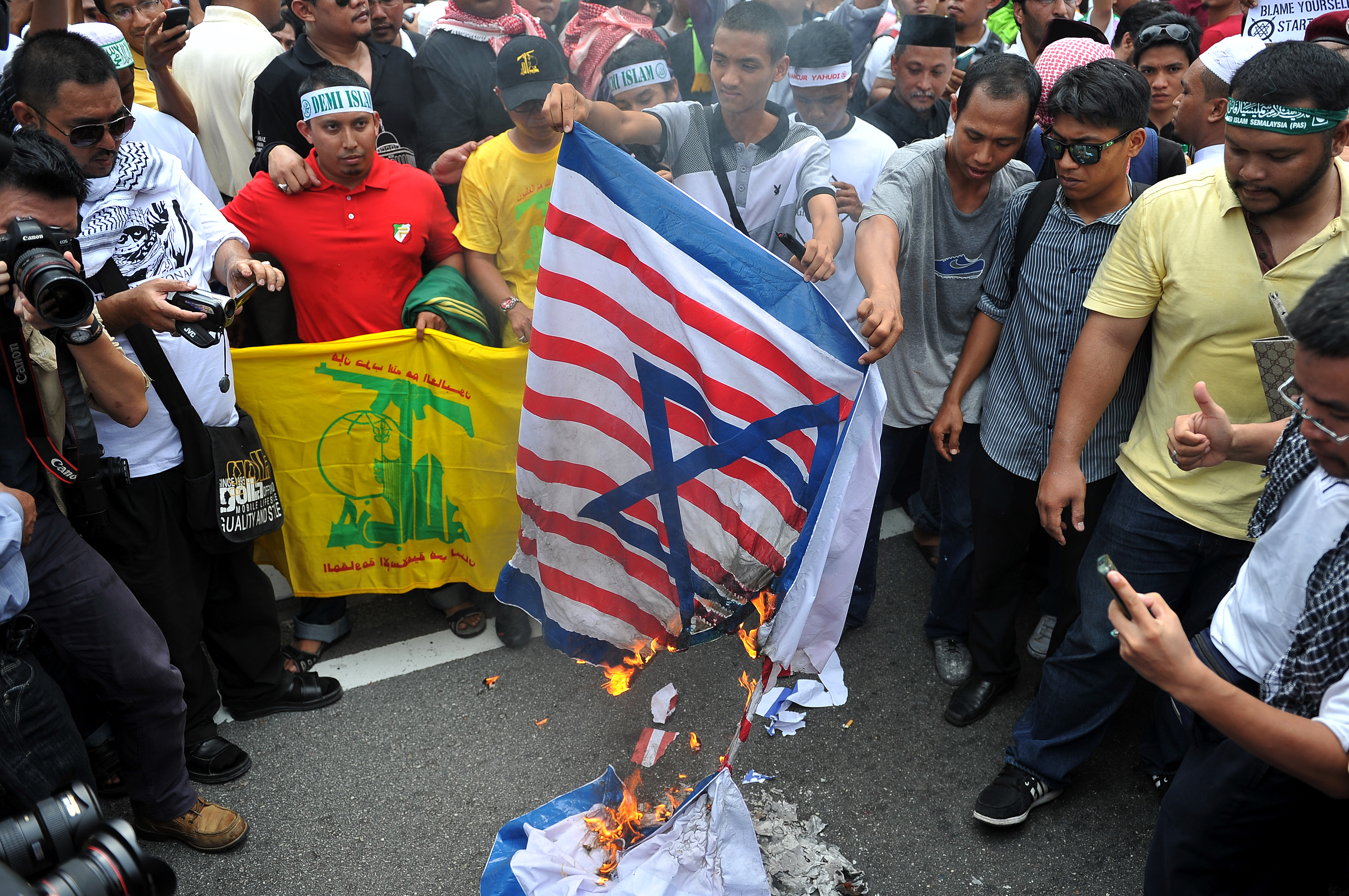 Kuala Lumpur, 2012: Demonstranter brenner det sionistiske flagget. Foto: Firdaus Latif / Wikimedia Commons