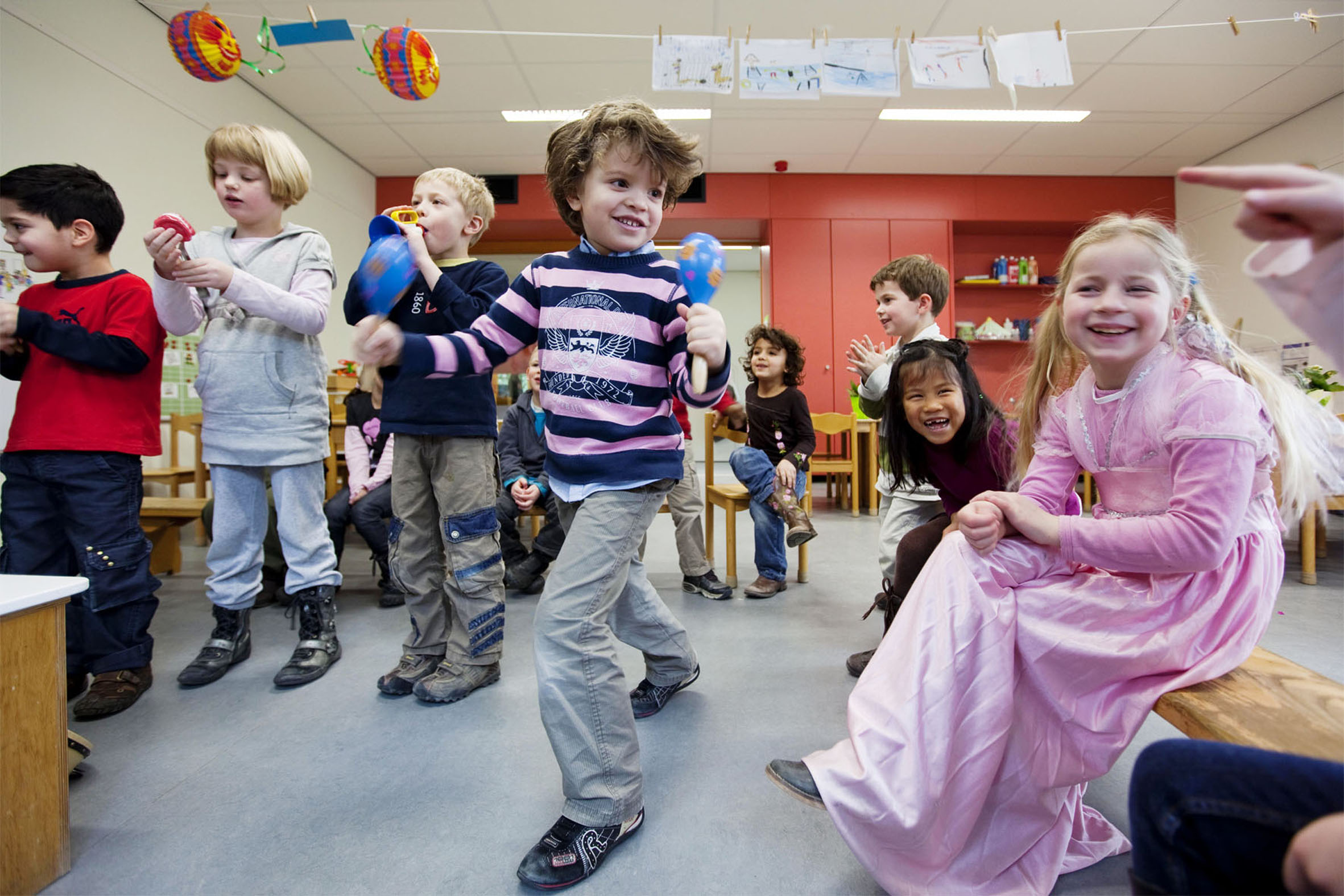 Samarbeid, diskusjon og positive læreopplevelser står sentralt hos Dewey. Foto: Atelier Pro/Jannes Linders, Flickr