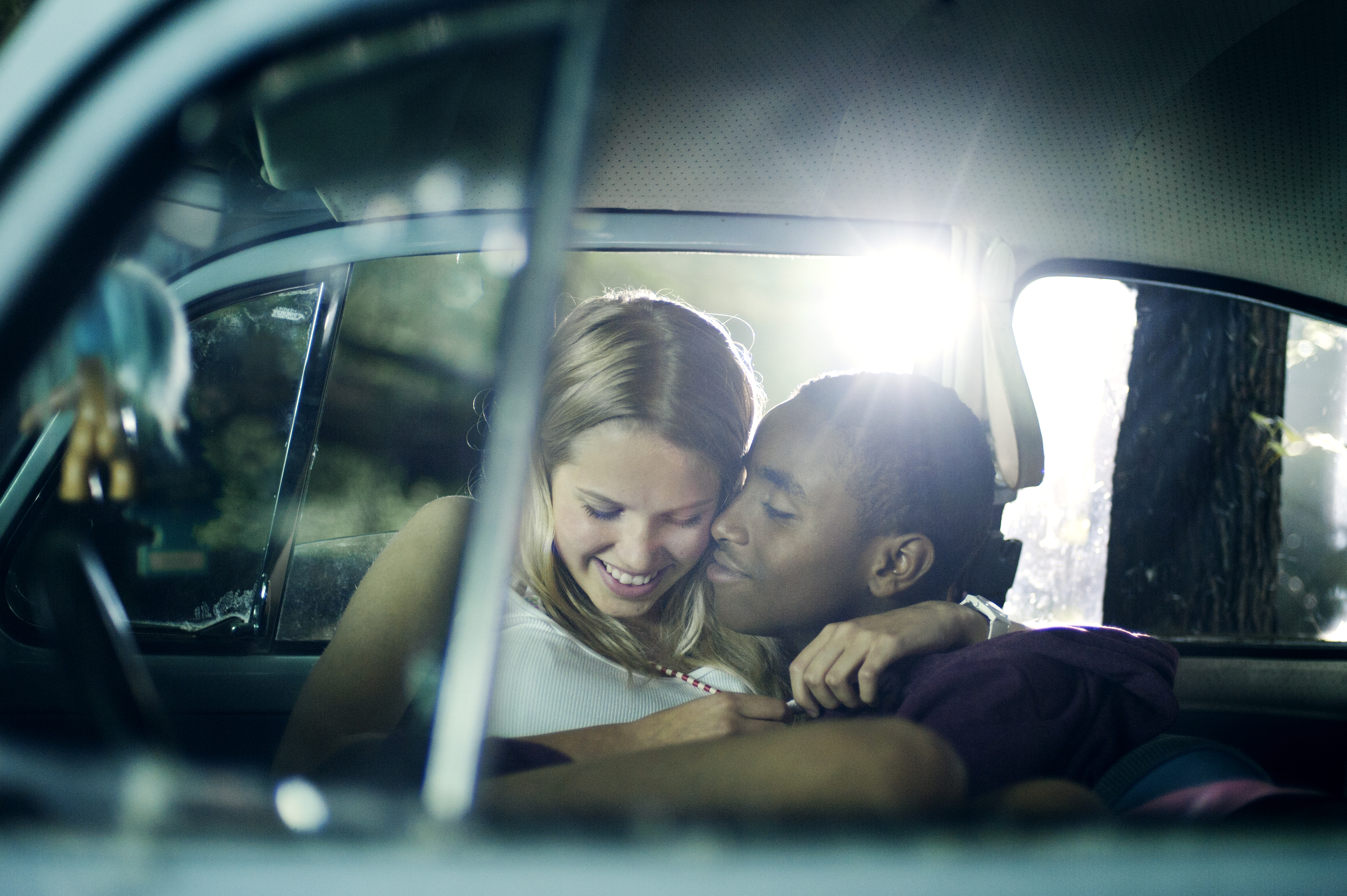 Beføling og kjærtegn finner sted i alle filmene, men dette er handlinger med begrensninger. Foto: Natt til 17./Maipo Film