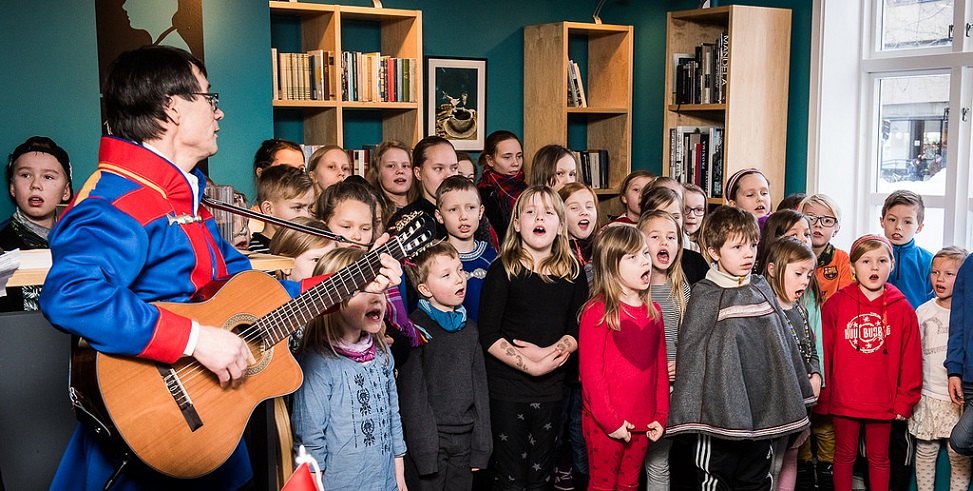 Elever og lærere fra Prestvannet skole fremfører joik og rap under samisk uke 2016