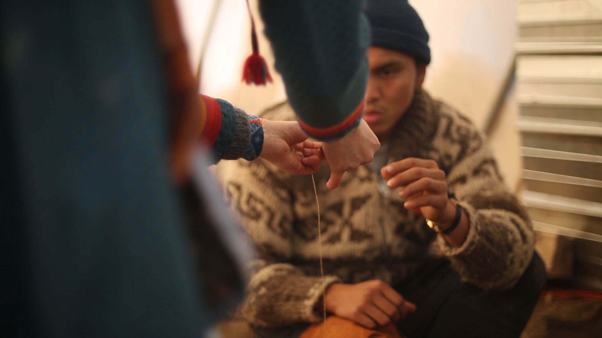 kurs i å sy etter samisk tradisjon i standing rock campen